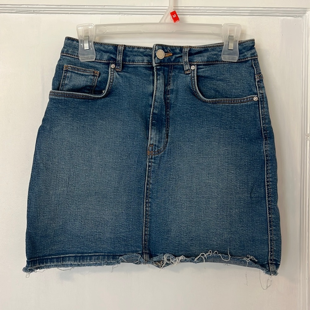 Mini Jean skirt! Brand is Zara. Size medium. Very stretchy and comfy material!